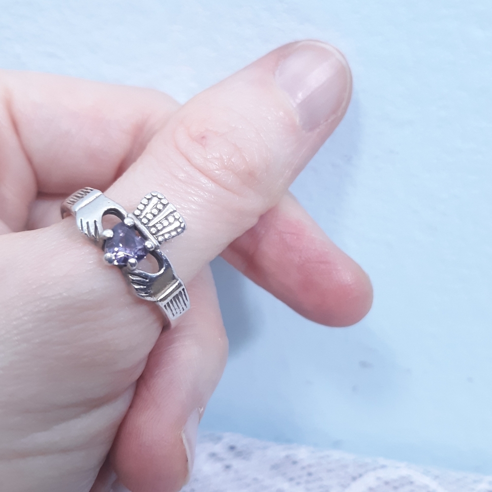 *Sz 8 womens vintage 1980s Sterling Silver Claddagh Ring Signed 925 DM Purple - Picture 12 of 16